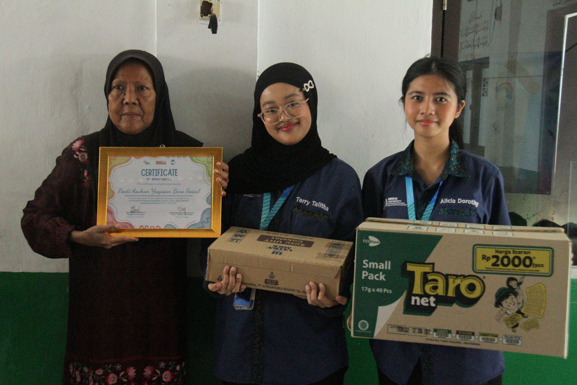 Penyerahan donasi dari panitia PkM BSLC 2026 kepada perwakilan Panti Asuhan Yayasan Bina Sosial