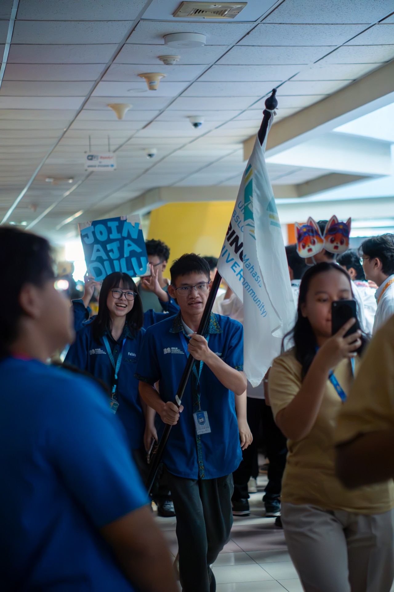Panitia yang mengikuti yel-yel parade Organisasi Kemahasiswaan BINUS @Kemanggisan