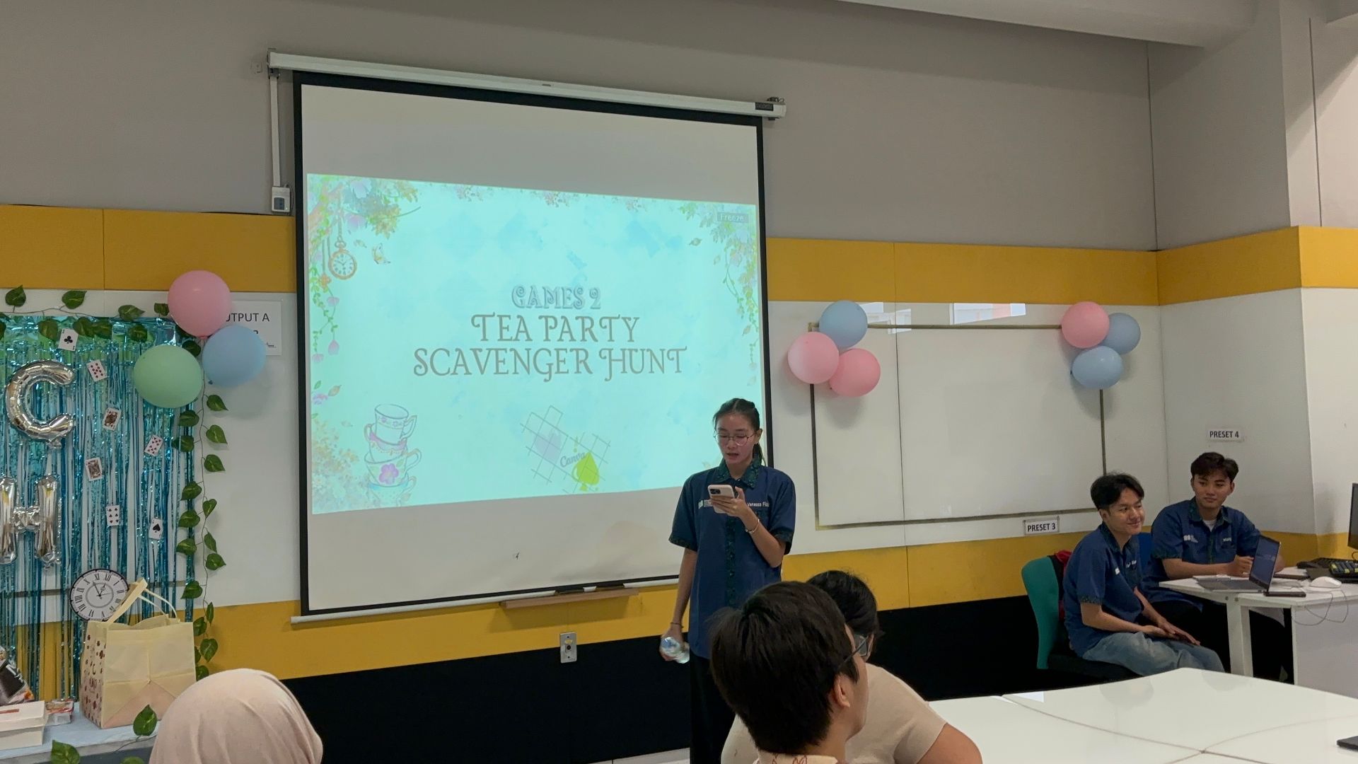 Sesi Games Kedua - Mad Hatter's Bottle Battle