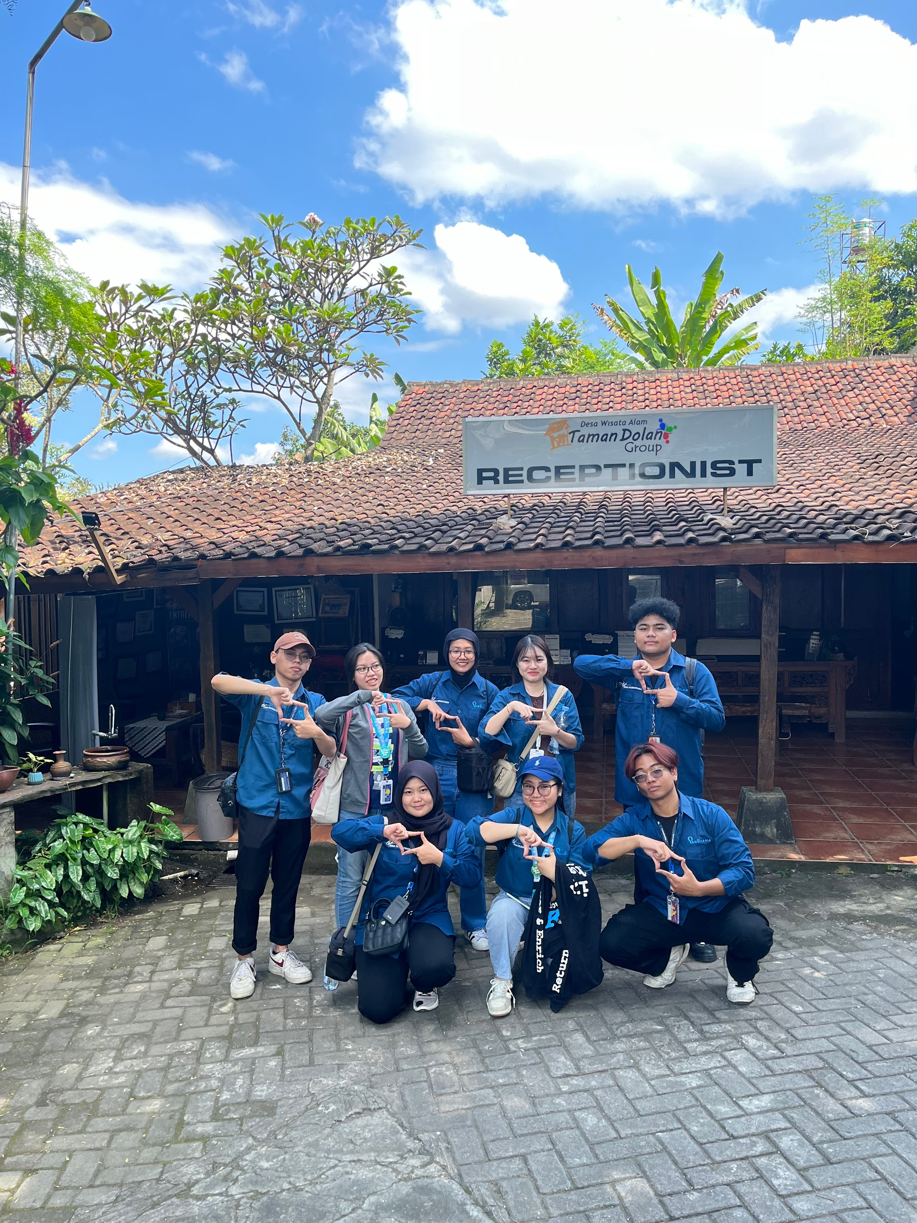 Batu Malang, kota yang dikenal dengan keindahan alam dan udaranya yang sejuk, menjadi saksi pelaksanaan Bootcamp FYPL B29. Acara yang digelar di Wisata Dolan ini tidak hanya menjadi ajang rekreasi, tetapi juga wadah pengembangan diri yang menyenangkan. Dengan tema besar mengasah Leadership, Mental Health, Bonding, dan Teamwork, bootcamp ini berhasil menggabungkan suasana santai dengan pembelajaran mendalam. Salah satu aspek utama dari bootcamp ini adalah mengasah kemampuan kepemimpinan. Para peserta diajak untuk memecahkan berbagai tantangan yang dirancang untuk mendorong mereka keluar dari zona nyaman. Dalam sesi ini, peserta belajar mengambil keputusan cepat, memimpin kelompok, dan memberikan solusi inovatif di situasi nyata. Leadership Dikutip dari skillacademy.com “Leadership adalah kemampuan untuk memimpin sekelompok orang untuk mencapai tujuan tertentu. Kemampuan ini termasuk mengelola dan memotivasi orang lain, agar dapat bersama-sama menggapai hal yang diimpikan”. Pas banget di sesi ini, para FYPL bakal belajar mengenai gimana rasanya jadi pemimpin sejati. Bukan cuma teori doang, tapi langsung praktik lewat berbagai tantangan seru! Mulai dari nge-lead kelompok, sampai games asyik soal gimana caranya bikin keputusan yang oke. Pokoknya, skill leadership kamu bakal naik level! Bonding Dikutip dari liputan6.com “Bonding dapat diartikan sebagai proses pembentukan ikatan emosional yang kuat antara dua individu atau lebih.” Nggak cuma soal materi, di Bootcamp ini para FYPL juga bakal makin deket sama temen-temen FYPL dari jurusan lain. Mulai dari games bareng, makan bareng, sampai sesi curhat bikin semuanya terasa makin akrab. Siapa tahu, pulang dari sini dapat bestie baru atau bahkan soulmate, ya kan? yang sebelumnya gakenal jadi makin kenal 🤭 Mental Health Kesehatan mental itu penting banget, geng. Di bootcamp ini, ada sesi mindfulness pagi yang bikin kamu lebih chill, ditambah sharing session soal gimana cara menghadapi stres. Di sini, kamu bakal sadar kalau “self-care” itu bukan cuma istilah keren, tapi beneran harus diterapin biar tetap waras di tengah padatnya aktivitas. Teamwork Gak kalah penting, salah satu bagian paling seru tapi juga penuh tantangan adalah sesi kerja sama tim, dikutip dari glints.com “ Kemampuan untuk bekerja di dalam tim adalah salah satu soft skill yang menunjang keberhasilanmu saat bekerja. Meskipun hard skills-mu sangat baik, tetap saja kamu tidak akan bisa melakukan semuanya sendirian.” Tapi di sini, kamu bakal belajar gimana caranya saling percaya dan saling support. Dari game strategi sampai games yang melatih kekompakan semuanya bikin kamu sadar kalau teamwork itu kunci buat ngelewatin segala tantangan, bareng-bareng! Kesimpulan Bootcamp FYPL B29 ini beda dari kegiatan lain yang pernah kamu ikutin. Di Wisata Dolan yang udaranya adem banget, kamu nggak cuma healing, tapi juga dapet pelajaran hidup yang berharga. Leadership, mental health, bonding, dan teamwork yang diajarin di sini bikin kamu lebih siap buat ngadepin tantangan di masa depan. Gulman Azkiya, October 19 2022, Mengenal Apa itu Leadership: Penjelasan, Manfaat, Contoh, serta Jenis-jenisnya, Skill Academy Ruangguru Laudia Tysara, 03 Feb 2025, Memahami Arti Bonding dan Manfaatnya dalam Kehidupan, Liputan 6 Nadiyah Rahmalia, 11 Nov 2024, Teamwork: Pengertian, Pentingnya, Manfaat, dan Skill yang Harus Dikuasai 