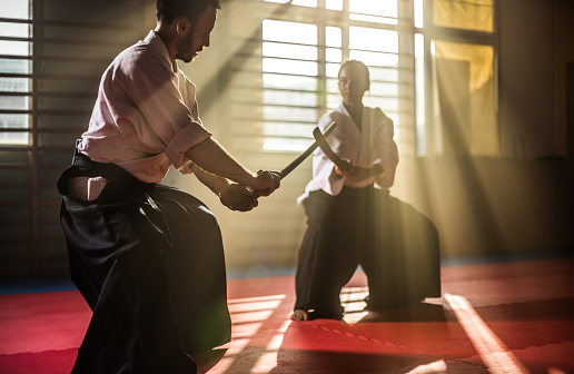 PERALATAN YANG DIPAKAI DALAM SENI BELA DIRI ASAL JEPANG YAITU AIKIDO