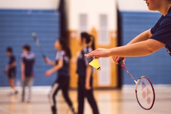 Teknik Pukulan Backhand pada Permainan Bulutangkis