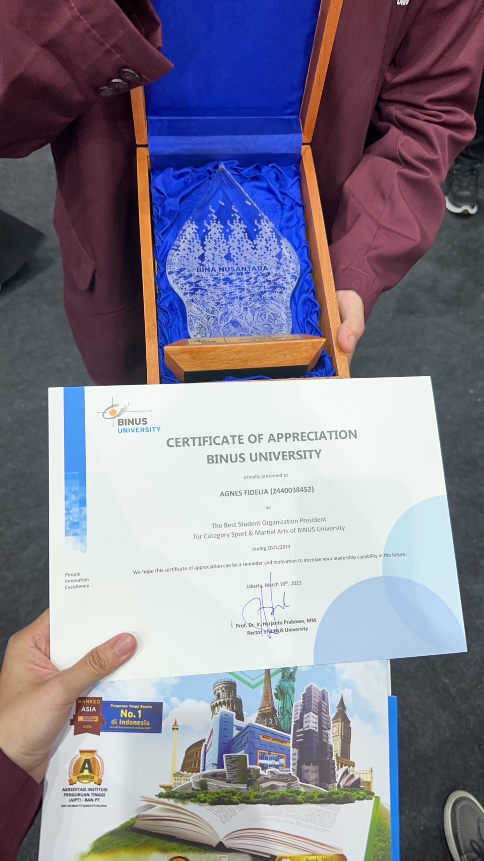 UKM BINUS BADMINTON MENERIMA PENGHARGAAN DARI REKTOR BINUS UNIVERSITY