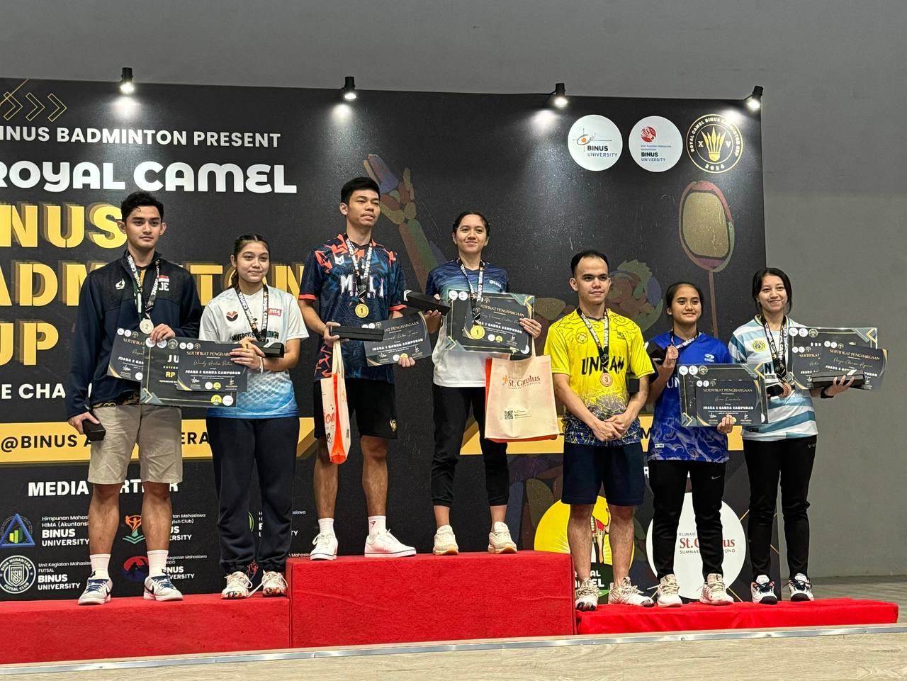 PEREBUTAN JUARA OLEH RATUSAN ATLET DI AJANG PERTANDINGAN BADMINTON TERBESAR “ROYAL CAMEL BINUS BADMINTON CUP XV: WHERE CHAMPIONS RISE” YANG DISELENGGARAKAN UKM BINUS BADMINTON
