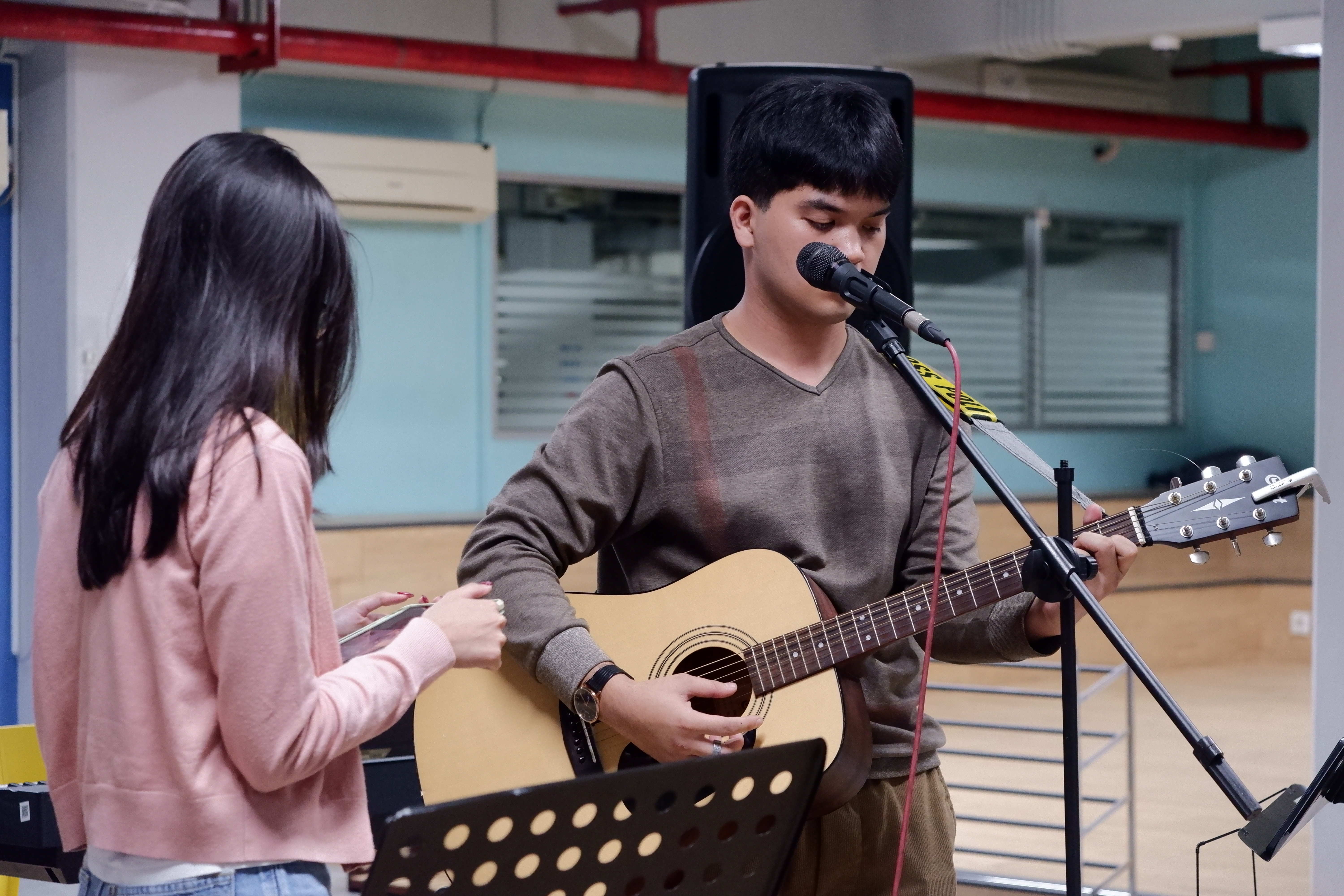 Jam Session Senayan : menjadi lebih dekat melalui jamming bersama di kampus