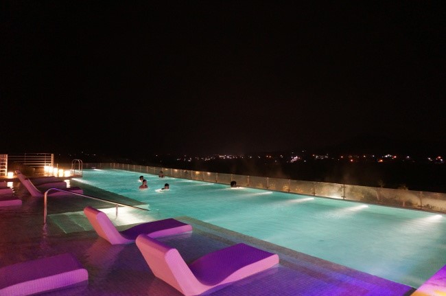 Bahayakah Jika Berenang di Malam Hari?