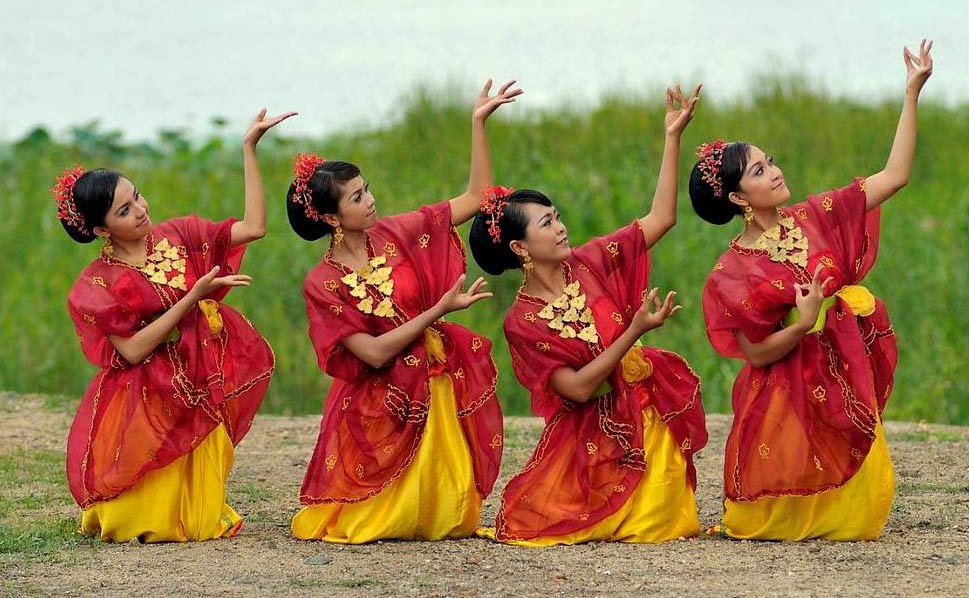 Indonesia Traditional Dance – BINUS Square Student Commitee