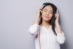 5 Website Keren Buat Lo yang Suka Dengerin Lagu