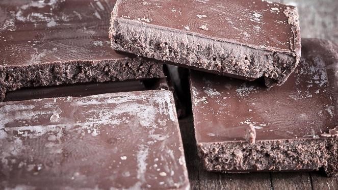 Amankah Mengkonsumsi Coklat dengan Bercak Putih di Permukaannya?