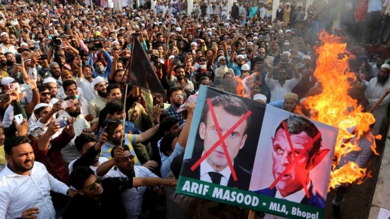 Presiden Macron telah Menghebohkan Ribuan Muslim
