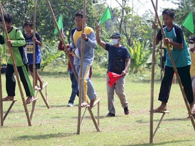 Bermain Sambil Menjaga Keseimbangan dengan Egrang