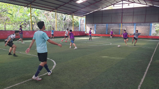 HIMTI Menendang Bola