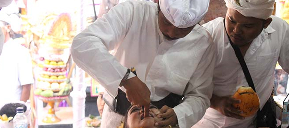Metatah atau Tradisi Potong Gigi