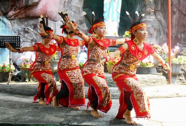 Tarian Dayak dalam Perayaan Natal di Gereja Santa Sesilia Pontianak
