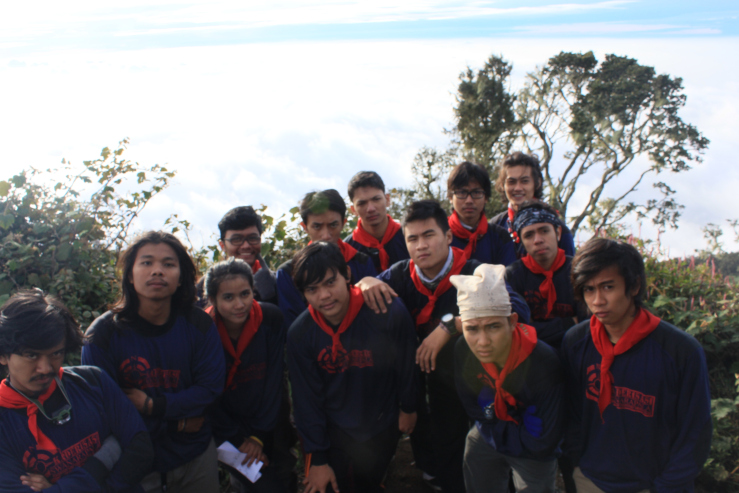 Merangkai Persahabatan Diatas Awan Cikuray