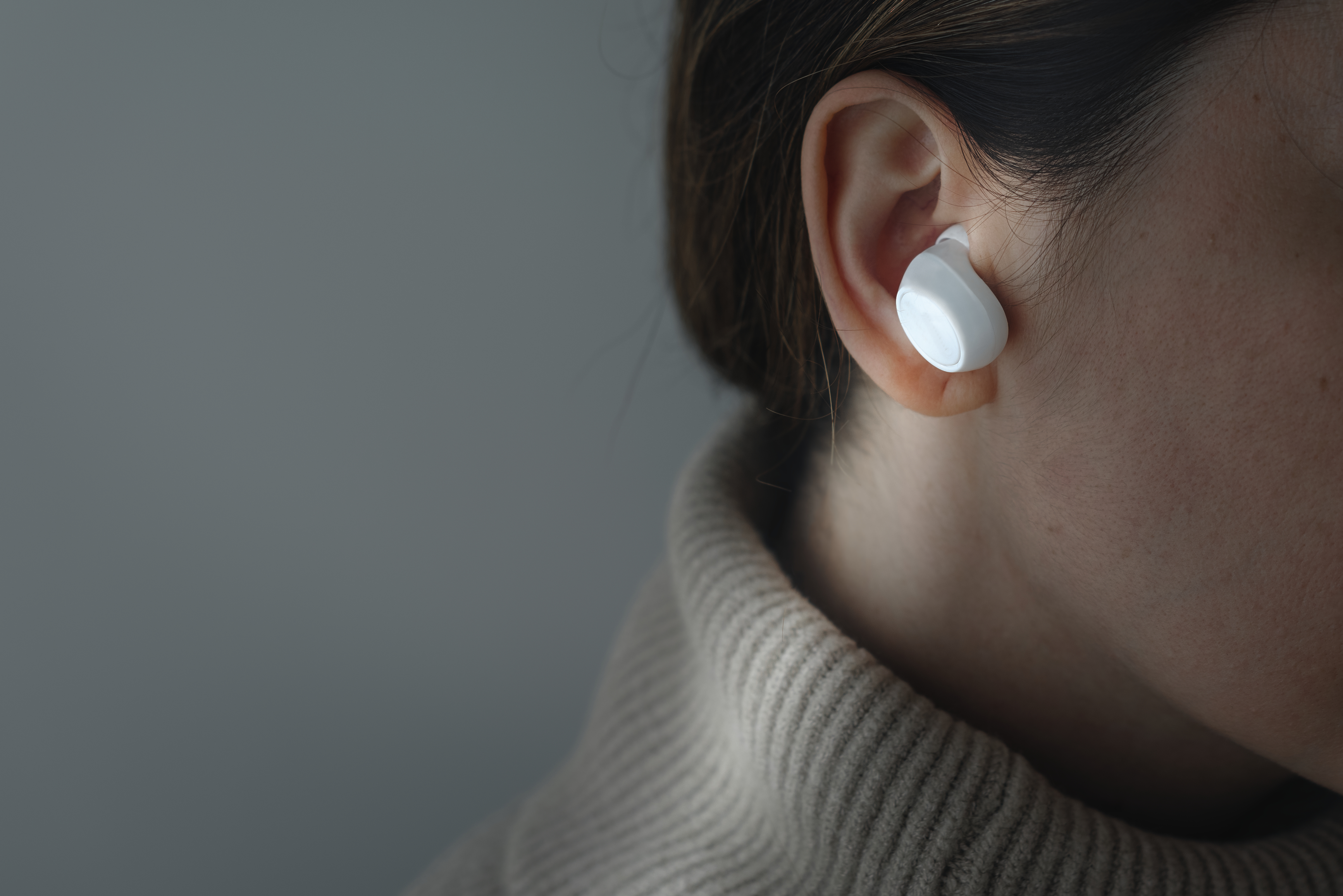 PENGGUNAAN EARBUDS DALAM DURASI LAMA: DAMPAKNYA TERHADAP PENDENGARAN DAN FUNGSI KERJA OTAK
